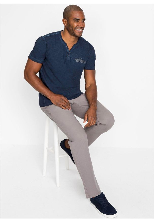 bonprix - T-shirt z dekoltem henley z krótkim rękawem, z efektem sprania, z czystej bawełny organicznej. Typ kołnierza: typu henley. Kolor: niebieski. Materiał: bawełna. Długość rękawa: krótki rękaw. Długość: krótkie. Wzór: nadruk