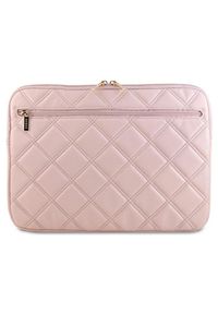 Guess Quilted 4G Sleeve 13'' - 14'' (różowy). Kolor: różowy. Materiał: materiał, skóra ekologiczna. Wzór: aplikacja. Styl: elegancki