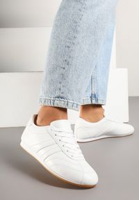 Renee - Białe Sneakersy Typu Tenisówki z Paseczkami Liantina. Okazja: na co dzień. Zapięcie: sznurówki. Kolor: biały. Materiał: jeans. Obcas: na obcasie. Wysokość obcasa: niski