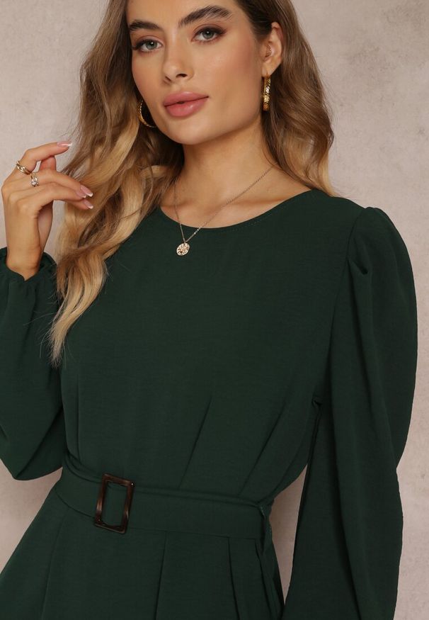 Renee - Ciemnozielona Sukienka Pudełkowa z Falbanką Leffo. Kolor: zielony. Materiał: tkanina. Wzór: jednolity. Styl: klasyczny. Długość: mini