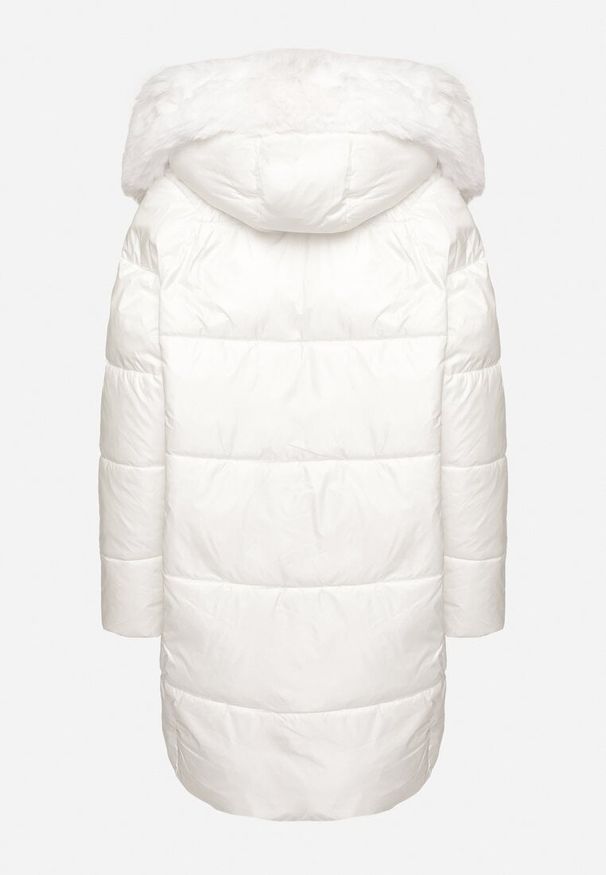 Born2be - Biała Pikowana Kurtka o Pudełkowym Kroju z Odpinanym Futerkiem i Ozdobnym Suwakiem Hedilina. Okazja: na co dzień, na spacer. Typ kołnierza: kaptur. Kolor: biały. Materiał: futro. Długość rękawa: długi rękaw. Długość: długie. Styl: casual, elegancki