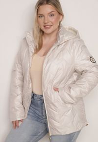 Born2be - Jasnoszara Pikowana Kurtka Przejściowa o Prostym Kroju z Kapturem Vimoris. Okazja: na spacer, na co dzień. Typ kołnierza: kaptur. Kolekcja: plus size. Kolor: szary. Materiał: poliester, jeans. Styl: casual, elegancki #4