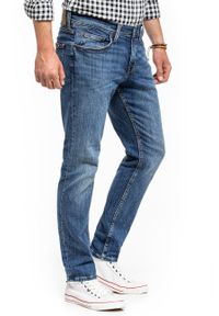 Mustang - MUSTANG VEGAS MĘSKIE SPODNIE JEANSOWE DENIM BLUE 1014037 5000 583. Okazja: na randkę, na co dzień. Długość: krótkie. Styl: klasyczny, casual, elegancki