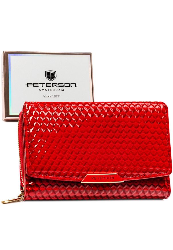 Czerwony, poziomy portfel damski ze skóry ekologicznej zamykany suwakiem i zatrzaskiem PTN 001-CUB Peterson. Kolor: czerwony. Materiał: skóra ekologiczna. Wzór: aplikacja