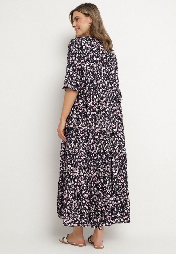 Born2be - Granatowo-Różowa Bawełniana Sukienka Rozkloszowana w Drobne Kwiatki z Chwostem Orrilva. Okazja: na co dzień, na imprezę. Typ kołnierza: dekolt w łódkę. Kolor: niebieski. Materiał: bawełna. Wzór: kwiaty. Sezon: wiosna. Styl: casual, elegancki