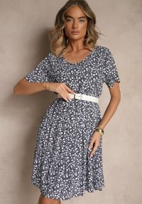 Renee - Niebieska Rozkloszowana Sukienka z Bawełną w Kwiaty Mevazia. Okazja: na co dzień. Kolor: niebieski. Materiał: bawełna. Wzór: kwiaty. Typ sukienki: proste. Styl: casual #4