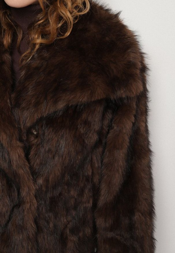 Born2be - Brązowa Kurtka Futerko o Dwurzędowym Kroju z Szerokim Kołnierzem Fesammea. Okazja: na co dzień. Kolor: brązowy. Materiał: futro. Styl: casual, klasyczny