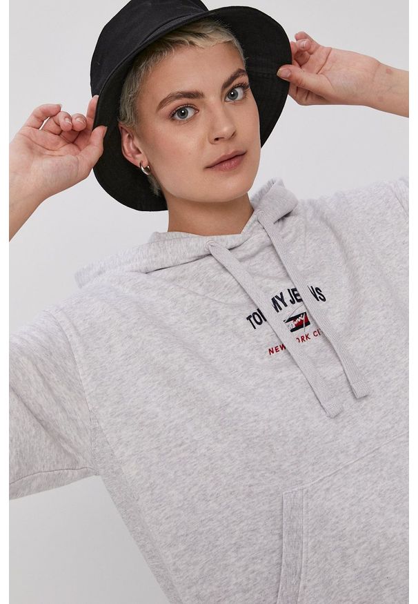 Tommy Jeans - Sukienka. Typ kołnierza: kaptur. Kolor: szary. Długość rękawa: krótki rękaw. Wzór: aplikacja
