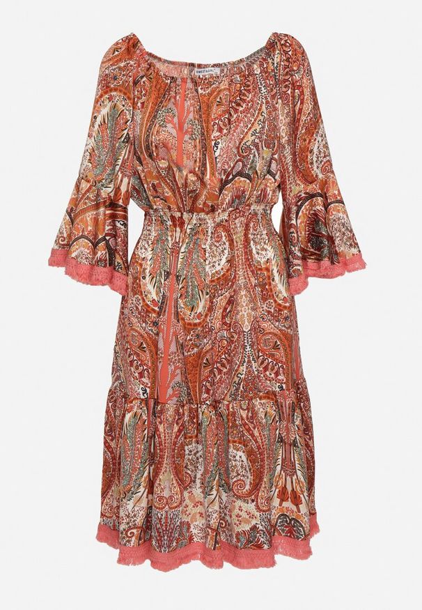 Born2be - Czerwona Sukienka Hiszpanka Ozdobiona Frędzlami o Rozkloszowanym Fasonie w Print Paisley Allnight. Okazja: na co dzień. Typ kołnierza: dekolt hiszpanka. Kolor: czerwony. Wzór: aplikacja, paisley, nadruk. Typ sukienki: proste. Styl: elegancki, casual