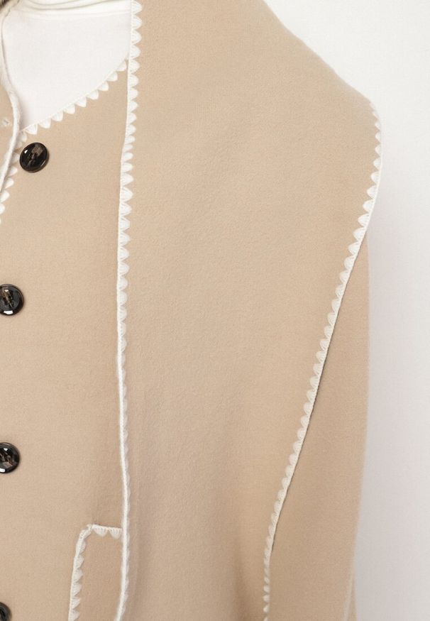 Born2be - Beżowa Pudełkowa Kurtka z Ozdobnymi Przeszyciami i Szalikiem Salenalia. Okazja: na co dzień. Kolor: beżowy. Materiał: jeans. Styl: casual, elegancki