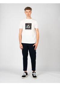 John Richmond T-Shirt | HMP25025TS | Mężczyzna | Biały. Okazja: na co dzień. Kolor: biały. Materiał: bawełna. Wzór: nadruk. Styl: casual
