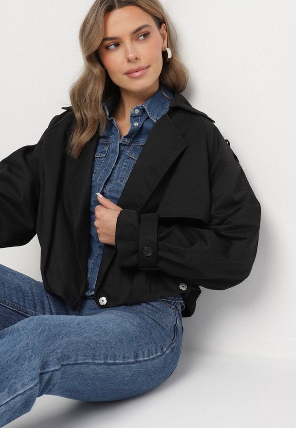 Born2be - Czarna Krótka Kurtka z Zakładką i Kołnierzykiem w Stylu Trencza Exlla. Okazja: na co dzień. Kolor: czarny. Materiał: jeans. Długość rękawa: długi rękaw. Długość: krótkie. Styl: casual, elegancki