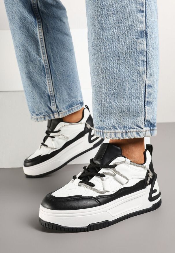 Renee - Biało-Czarne Sneakersy na Platformie z Paskiem z Cyrkonii Aneolin. Okazja: na co dzień. Zapięcie: pasek. Kolor: biały. Materiał: jedwab. Wzór: aplikacja. Obcas: na platformie
