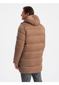 Ombre Clothing - Długa zimowa kurtka męska pikowana o satynowym wykończeniu - jasnobrązowa V2. Kolor: brązowy. Materiał: satyna. Długość: długie. Wzór: nadruk. Sezon: zima. Styl: elegancki #7