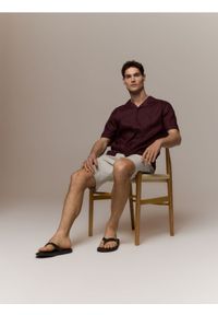 Reserved - Lniana koszula regular fit - bordowy. Kolor: czerwony. Materiał: len