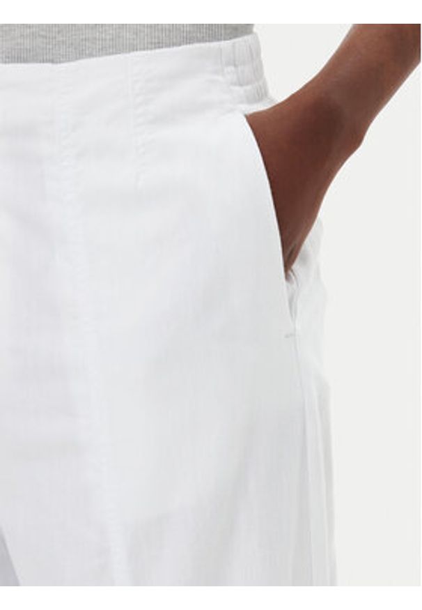 Calvin Klein Jeans Spodnie materiałowe J20J225340 Biały Relaxed Fit. Kolor: biały. Materiał: bawełna