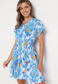 Born2be - Niebieska Sukienka Rozkloszowana z Kopertowym Dekoltem i Gumką w Pasie Emrra. Okazja: na co dzień, na plażę. Typ kołnierza: dekolt kopertowy. Kolor: niebieski. Materiał: tkanina. Sezon: lato. Typ sukienki: kopertowe. Styl: casual #1