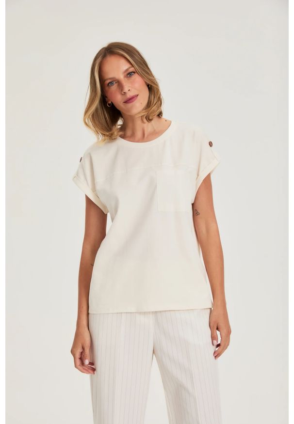 MOODO - T-shirt z kieszonką ecru. Materiał: bawełna, elastan