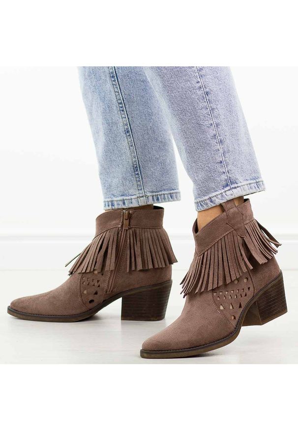 Szare kowbojki damskie M.Daszyński Sa261-13. Okazja: na co dzień. Kolor: szary. Materiał: zamsz. Szerokość cholewki: normalna. Sezon: wiosna, jesień, lato. Obcas: na obcasie. Styl: casual, elegancki, boho, klasyczny. Wysokość obcasa: średni