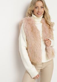 Born2be - Ciemnobeżowa Kamizelka Futrzana Bez Zapięć Loreti. Okazja: na co dzień. Kolor: beżowy. Materiał: futro. Styl: casual, elegancki #1