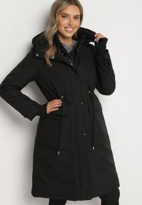Born2be - Czarna Długa Kurtka z Kapturem i Ściągaczem w Talii Tarlinia. Okazja: na co dzień. Typ kołnierza: kaptur. Kolor: czarny. Materiał: dzianina. Długość: długie. Wzór: aplikacja. Styl: casual, elegancki #7