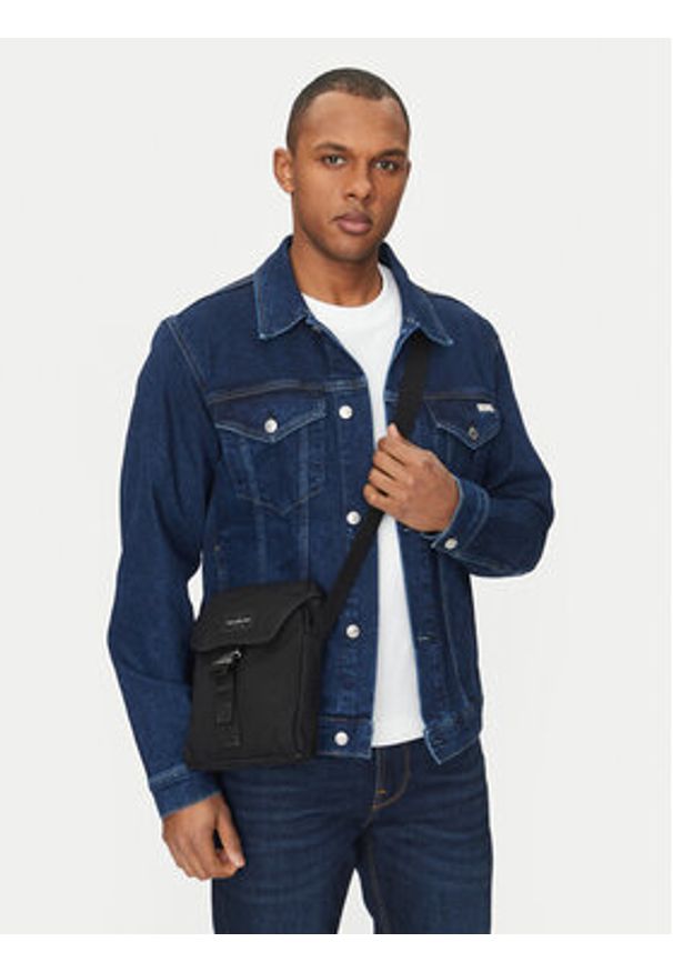 Calvin Klein Jeans Saszetka Workwear Ut Flap Reporter 18 LV04G3025G Czarny. Kolor: czarny. Materiał: materiał