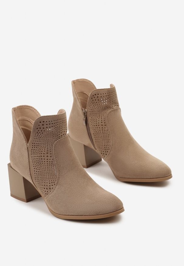Born2be - Ciemnobeżowe Ażurowe Botki z Geometrycznym Słupkiem i Skórzaną Wkładką Pieraia. Okazja: na co dzień. Kolor: beżowy. Materiał: skóra. Wzór: geometria, ażurowy. Obcas: na słupku. Styl: elegancki, casual, wizytowy