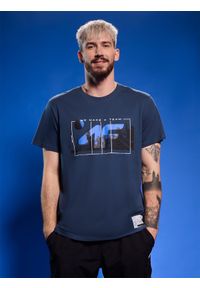 4f - 4F T-shirt regular z nadrukiem siatkarskim męski - granatowy 3XL. Okazja: na co dzień, do domu. Kolor: niebieski. Materiał: bawełna, jersey, materiał. Wzór: nadruk. Styl: sportowy, klasyczny, casual