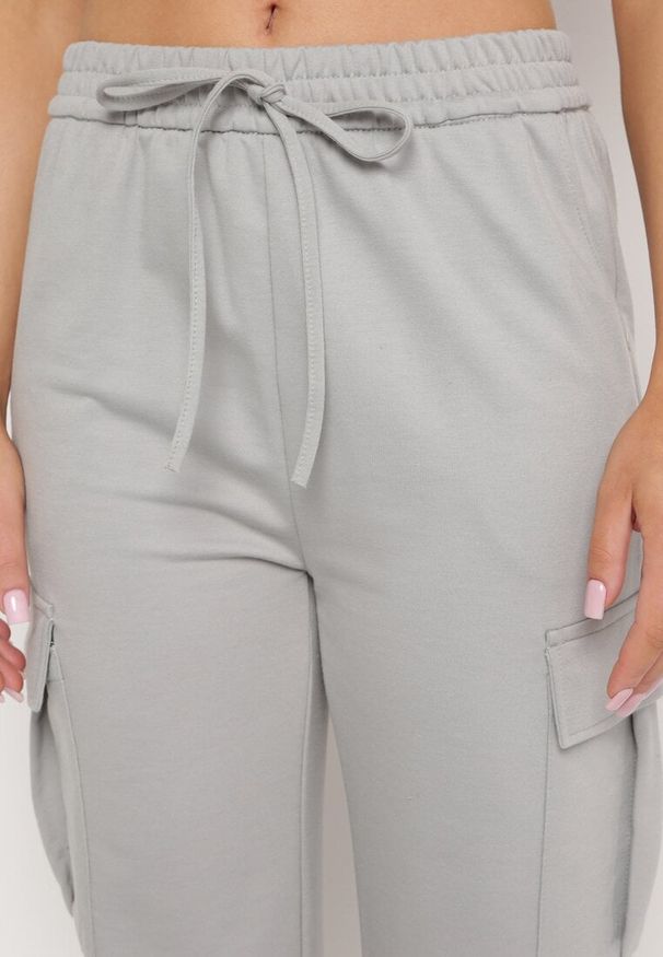 Born2be - Szare Bawełniane Spodnie z Gumką w Pasie i Kieszeniami Typu Cargo Kalanielle. Okazja: na co dzień. Kolor: szary. Materiał: bawełna. Styl: elegancki, casual