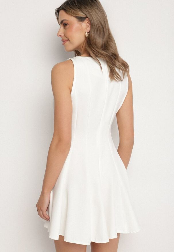 Born2be - Biała Rozkloszowana Sukienka Ozdobiona Przeszyciami Evinini. Kolor: biały. Wzór: aplikacja. Styl: klasyczny, elegancki