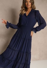 Renee - Granatowa Sukienka VICES Koszulowa z Falbaną w Rustykalnym Stylu Arivite. Okazja: na imprezę, na co dzień. Kolor: niebieski. Typ sukienki: koszulowe. Styl: casual