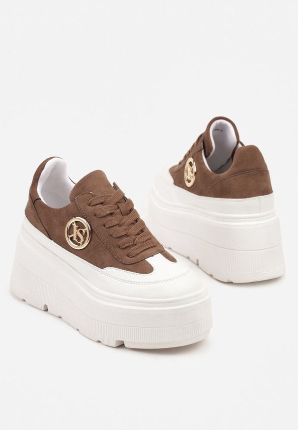 Born2be - Ciemnobeżowe Sneakersy Vices na Platformie Zdobione Okrągłą Aplikacją Wodvire. Okazja: na co dzień, na spacer. Nosek buta: okrągły. Kolor: beżowy. Materiał: jeans. Szerokość cholewki: normalna. Wzór: aplikacja. Obcas: na platformie. Sport: turystyka piesza