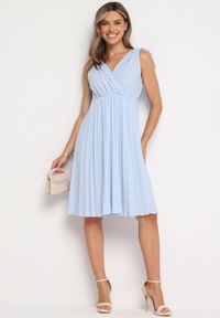 Born2be - Jasnoniebieska Plisowana Sukienka z Bawełną i Wiskozą z Gumką w Talii i Kopertowym Dekoltem Karamla. Typ kołnierza: dekolt kopertowy. Kolor: niebieski. Materiał: bawełna, wiskoza. Typ sukienki: kopertowe #2