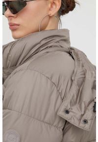 Hollister Co. kurtka damska kolor beżowy zimowa. Kolor: beżowy. Materiał: syntetyk, poliester, materiał. Sezon: zima #6