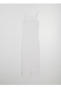 Sinsay - Bawełniana swetrowa sukienka midi na ramiączkach - kremowy. Kolor: kremowy. Materiał: bawełna. Długość rękawa: na ramiączkach. Długość: midi #1