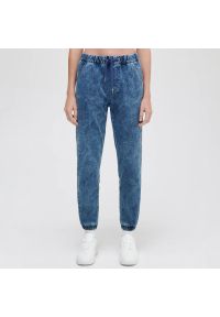 Cropp - Niebieskie jeansowe joggery comfort - Niebieski. Kolor: niebieski