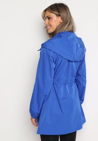 Born2be - Niebieska Kurtka Parka Ściągana w Pasie Troczkami Nevishia. Kolor: niebieski. Materiał: jeans. Styl: elegancki #3