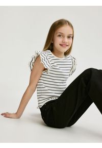 Reserved - Prążkowany t-shirt z falbankami - wielobarwny. Typ kołnierza: kołnierz z falbankami. Materiał: prążkowany