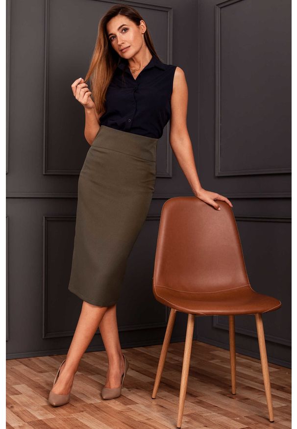 Style - Ołówkowa spódnica na grubym pasku w talii. Materiał: materiał, elastan. Styl: klasyczny