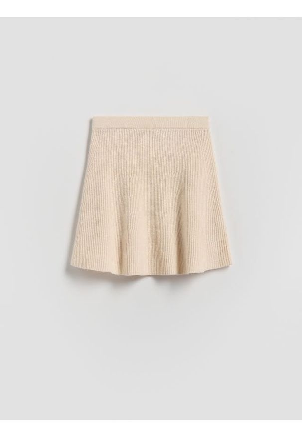 Reserved - Dzianinowa spódnica - kremowy. Kolor: kremowy. Materiał: dzianina