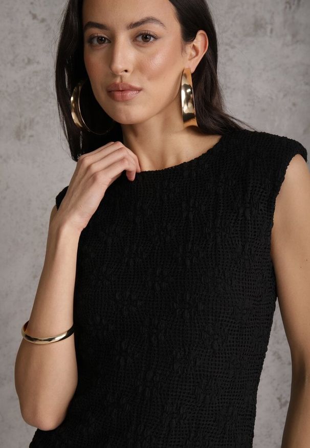 Renee - Czarna Ażurowa Sukienka z Transparentnym Dołem i Usztywnionymi Ramionami Semiris. Kolor: czarny. Wzór: ażurowy. Styl: klasyczny