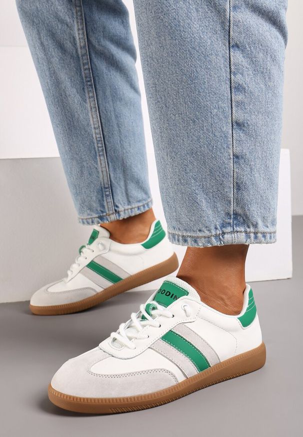 Renee - Biało-Zielone Sneakersy ze Skóry Naturalnej na Płaskiej Podeszwie Wykończone Paskami Navinda. Okazja: na spotkanie biznesowe, na co dzień. Zapięcie: pasek. Kolor: biały. Materiał: skóra. Obcas: na płaskiej podeszwie
