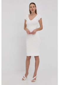 Guess sukienka kolor biały midi dopasowana. Kolor: biały. Materiał: materiał, dzianina. Długość rękawa: krótki rękaw. Wzór: gładki. Typ sukienki: dopasowane. Długość: midi