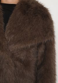 Born2be - Brązowa Kurtka Futro z Wsuwanymi Kieszeniami Liriena. Okazja: na spacer, na co dzień. Kolor: brązowy. Materiał: futro. Styl: klasyczny, casual, elegancki #6