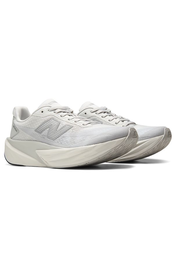 Buty damskie New Balance FuelCell Rebel v5 WFCX6SN – szare. Kolor: szary. Materiał: materiał, syntetyk, guma. Szerokość cholewki: normalna. Wzór: geometria. Sport: fitness, bieganie