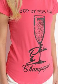 Born2be - Różowy Klasyczny T-shirt z Bawełny Ozdobiony Nadrukiem Getantia. Okazja: na co dzień. Kolor: różowy. Materiał: bawełna. Wzór: nadruk, aplikacja. Styl: klasyczny #2