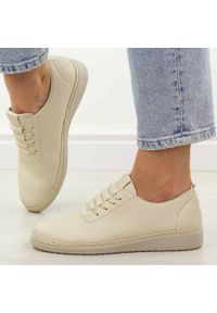 Jezzi - Beżowe półbuty damskie Unisoft 5933. Okazja: na spotkanie biznesowe, na co dzień. Nosek buta: okrągły. Zapięcie: bez zapięcia. Kolor: beżowy. Materiał: skóra. Szerokość cholewki: normalna. Sezon: jesień, wiosna. Styl: elegancki, biznesowy, klasyczny, casual #1