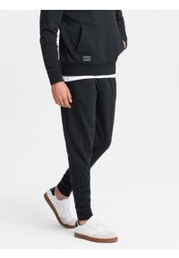 Ombre Clothing - Bawełniane spodnie męskie dresowe joggery BASIC – czarne V9. Okazja: na co dzień. Kolor: czarny. Materiał: dresówka, bawełna. Wzór: aplikacja. Styl: sportowy, casual, elegancki #3