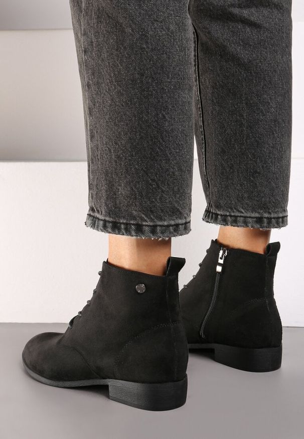 Renee - Czarne Wiązane Botki na Płaskiej Podeszwie Erithara. Okazja: na co dzień. Kolor: czarny. Materiał: jeans. Obcas: na płaskiej podeszwie. Styl: casual