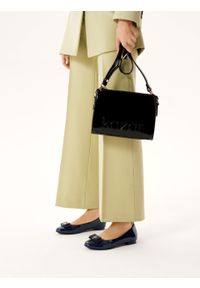 Kazar - Granatowe lakierowane baleriny z kokardą. Zapięcie: klamry. Kolor: niebieski. Materiał: skóra, lakier. Wzór: aplikacja. Obcas: na obcasie. Styl: elegancki. Wysokość obcasa: niski #3